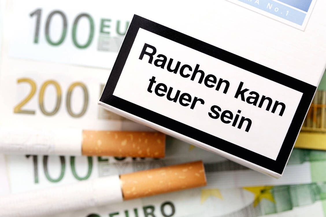 Rechnet man die Folgekosten des Rauchens ein, müsste eine Packung Zigaretten 14 Euro kosten, argumentieren die Forscher und fordern eine Preiserhöhung von Zigaretten um 30 Prozent.  / Foto: dpa