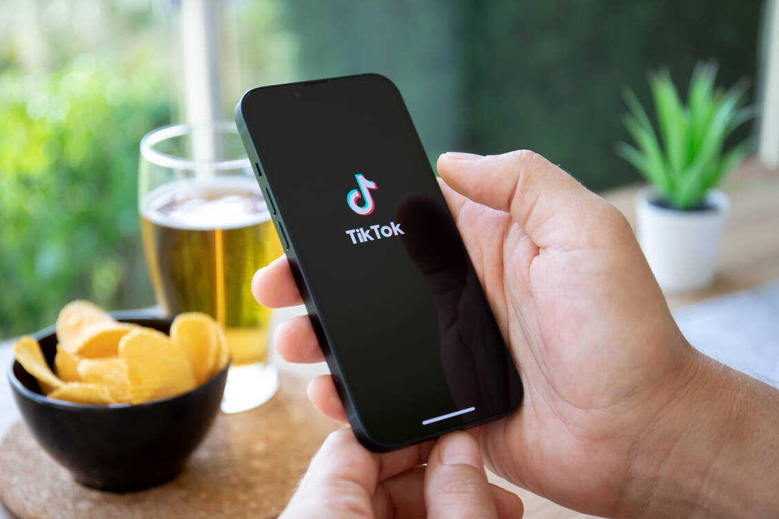 ABDA will mit TikTok junge Menschen für die Berufe in der Apotheke begeistern. / © Adobe Stock/DenPhoto
