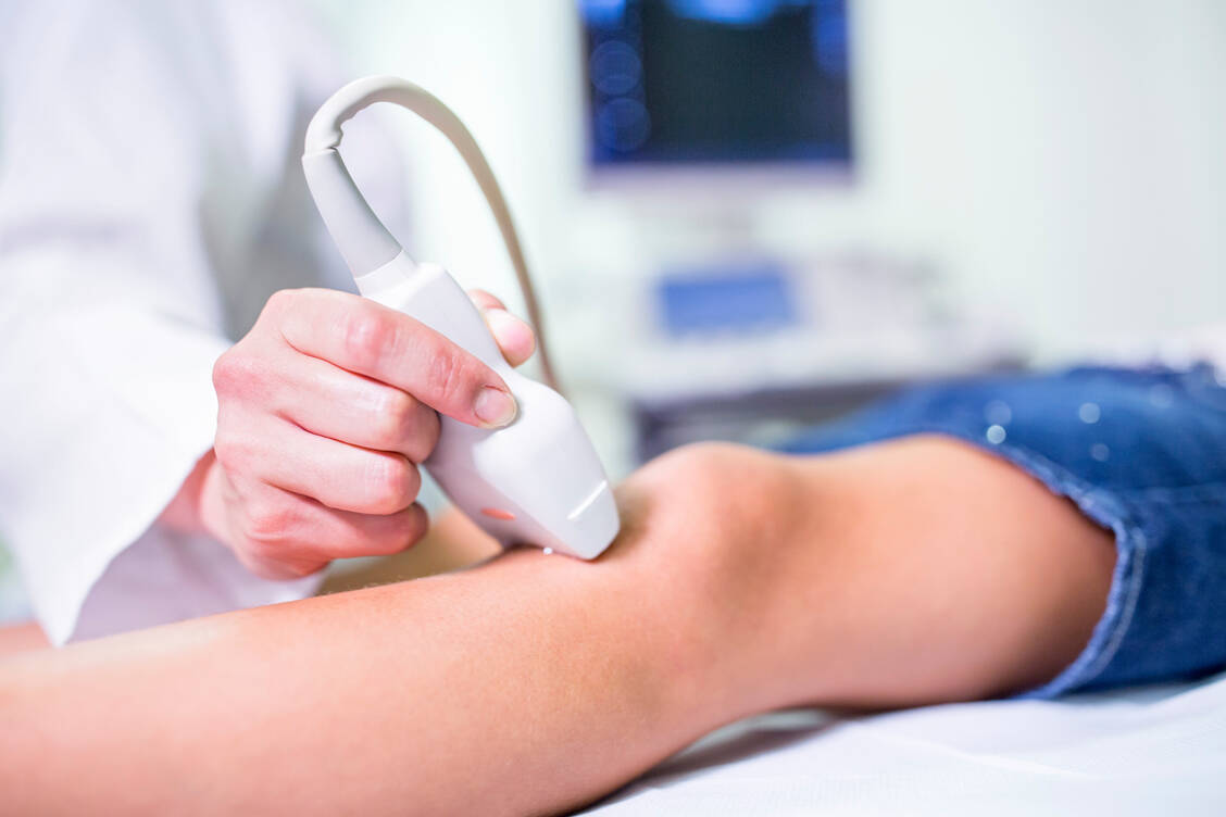 Um einen Knochenbruch zu diagnostizieren, braucht man bei Kindern nicht immer ein Röntgenbild. Es geht auch strahlenfrei per Ultraschall. / © Getty Images/Science Photo Library