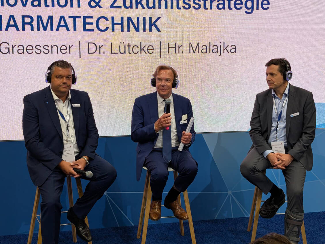 Gregor Malajka, Detlef Graessner und Jens Lütcke (v.l.n.r.) stellten auf der Expopharm die Arbeit ihres Unternehmens vor.  / © PZ/Brockfeld