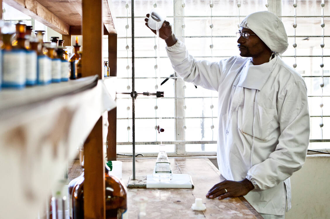 Das Hilfswerk action medeor hat Niederlassungen in Tansania und Malawi. Hier führen Mitarbeiter regelmäßig Qualitätskontrollen bei den lokal bevorrateten Medikamenten durch. / Foto: action medeor/B. Breuer