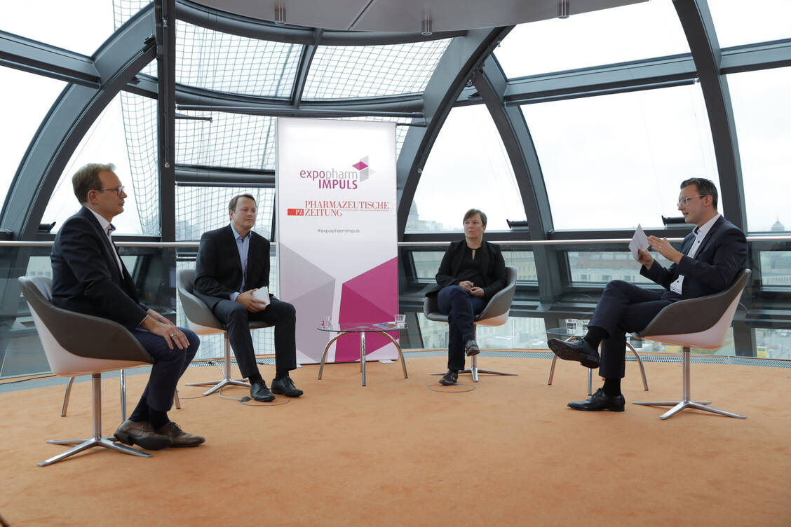 Gaben einen Überblick über die künftigen Anwendungsszenarien des E-Rezepts: BMG-Berater Ralf König, Gematik-Experte Hannes Neumann, Gematik-Projektmanagerin Sabine von Schlippenbach und PZ-Chefredakteur Benjamin Rohrer. / Foto: PZ/Philipp Külker