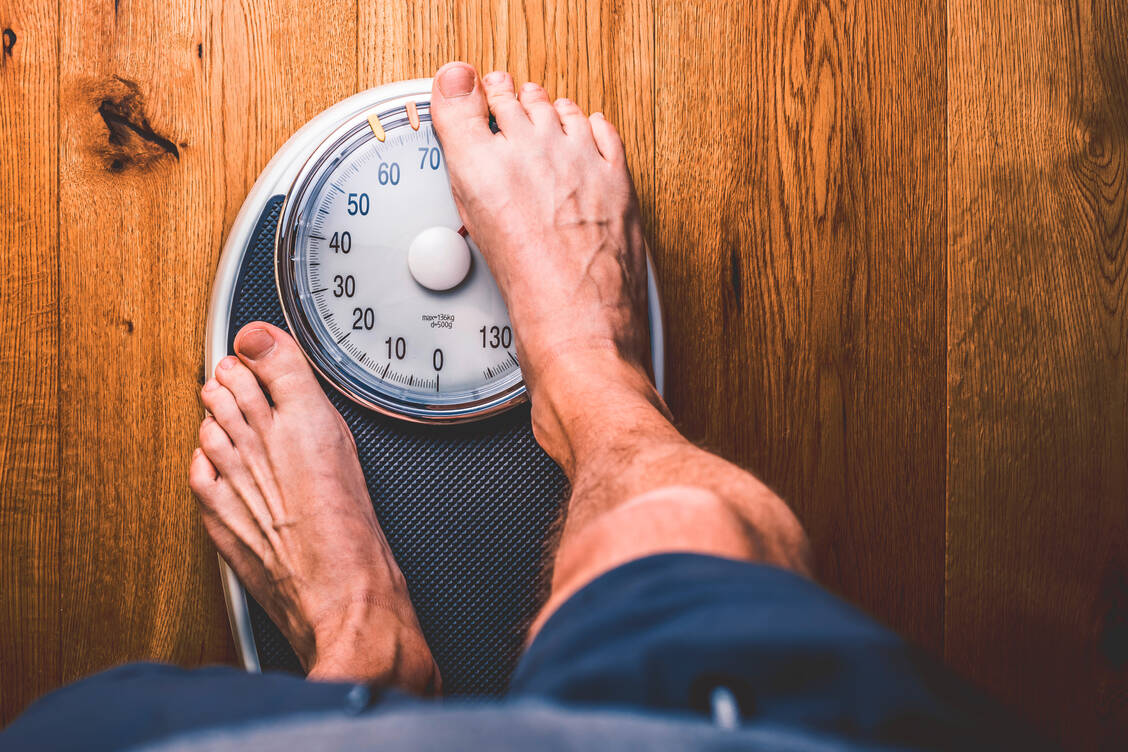 Manche wollen es lieber gar nicht wissen, wie viel Kilogramm sie auf die Waage bringen. Ein neuer noch nicht zugelassener Antikörper könnte die Kilos purzeln lassen. Besonders gut ist, dass offenbar vor allem die Körperfettmasse durch ihn reduziert wird. / Foto: Adobe Stock/karepa