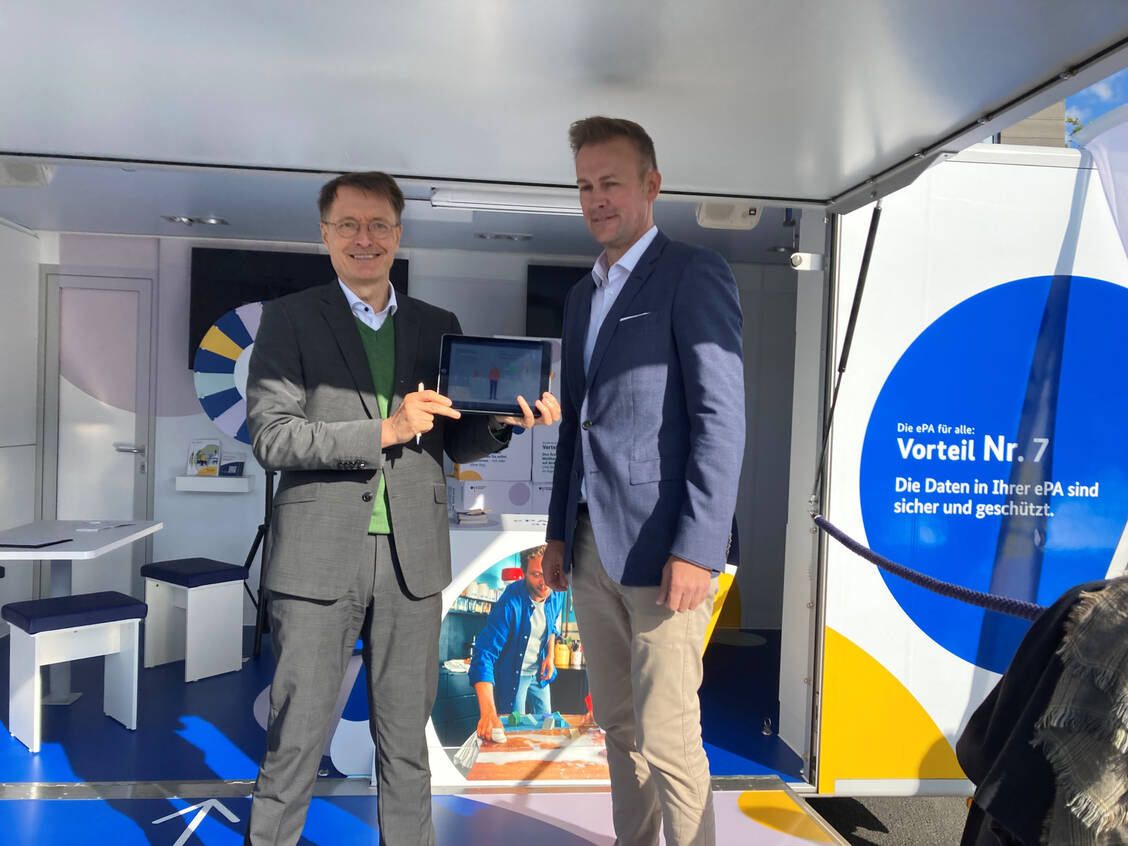 Der ehemalige Gesundheitsminister Karl Lauterbach (links, SPD) und Gematik-Geschäftsführer Florian Fuhrmann warben gemeinsam für die ePA.  / © PZ/Anne Orth