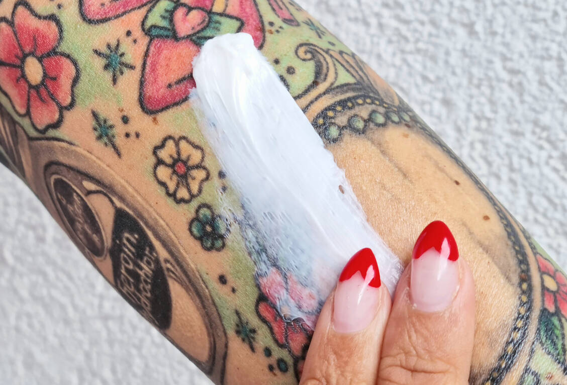 Spezielle Tattoo-Schäume und -Cremes fördern die Regeneration der Haut und verleihen dieser wieder Flexibilität. / Foto: Grit Spading