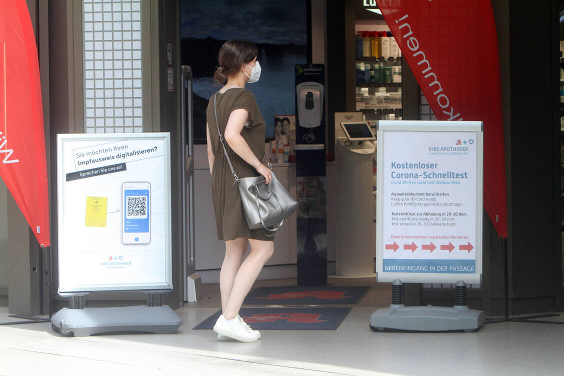 Wer eine sich einen digitalen Impfnachweis ausstellen lassen will, muss dafür persönlich in der Apotheke erscheinen. / Foto: Imago images/Ralph Peters