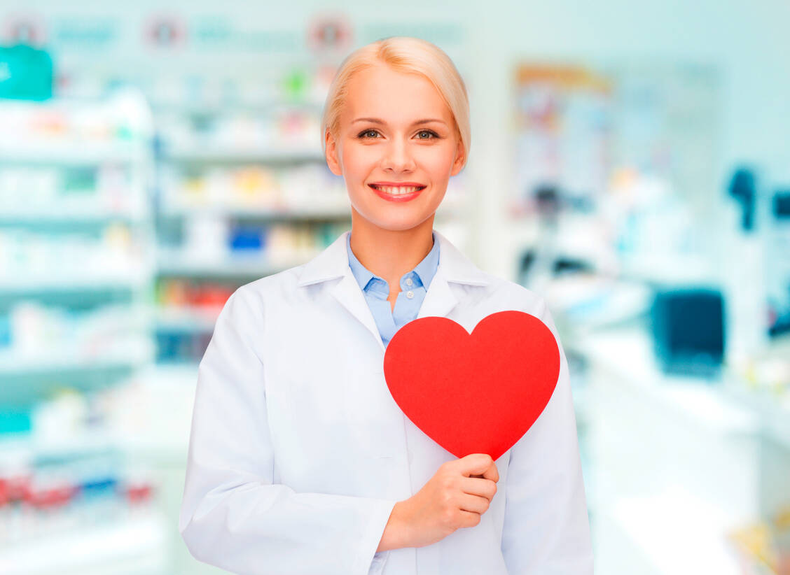 Ein Herz für ihre oder seine Patientinnen und Patienten hat natürlich jede Apothekerin und jeder Apotheker. Für diejenigen mit Herzinsuffizienz können sie besonders viel tun, das zeigt auch die wissenschaftliche Evidenz. / Foto: Adobe Stock/lev dolgachov