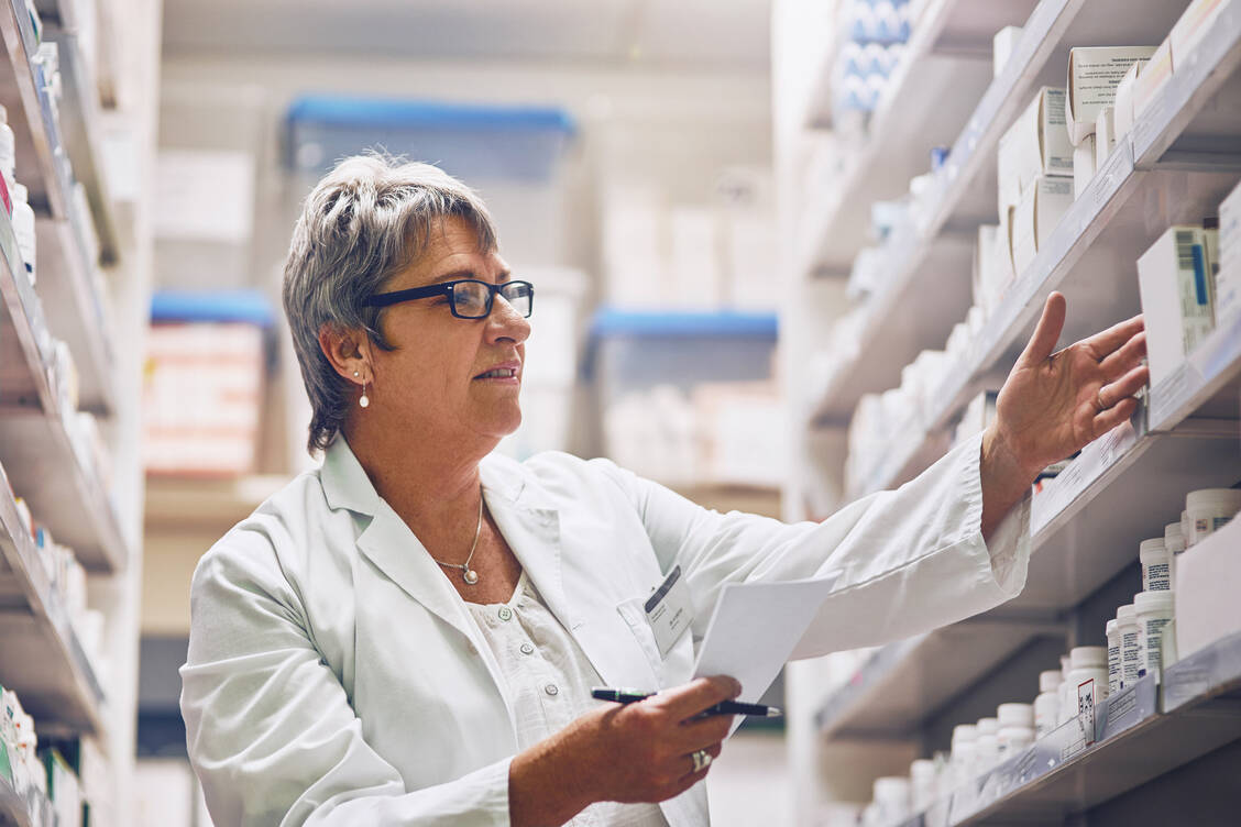 Mit dem Schnellinformationssystem  sollen dringende  Arzneimittelwarnungen schnell in den Apotheken ankommen.  / © Adobe Stock/N Hiraman/peopleimages.com