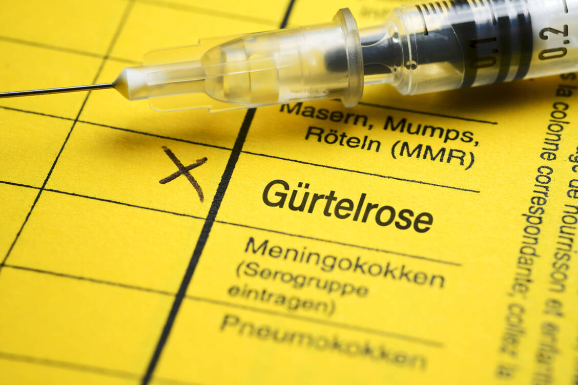 Die STIKO empfiehlt die Schutzimpfung gegen Gürtelrose für alle Personen ab 60 Jahren. Zudem wird die Herpes-Zoster-Impfung bereits ab 18 Jahren für Personen mit einem erhöhten gesundheitlichen Risiko durch eine Immunschwäche oder schwere Grunderkrankungen empfohlen. / © Imago Images/Christian Ohde