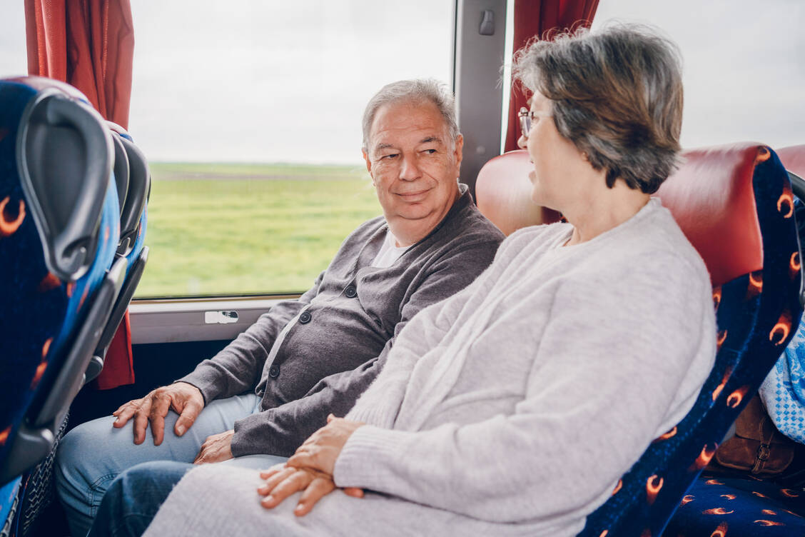 Auch im Bus kann es zu Reisethrombosen kommen. Ist das persönliche Risiko dafür hoch, sollte man vor der Abreise mit einem Arzt sprechen. / © Getty Images/Vilin Visuals