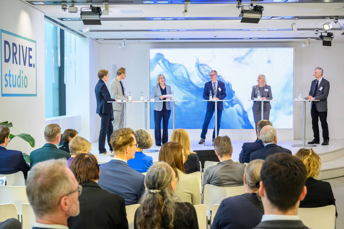 Über die Konsequenzen der automatischen Substitution von Biosimilars diskutierten (von links): Birgit Heltweg (Barmer), Christopher Kirsch (Sandoz), Moderatorin Sabine Rieser, Stefan Fink (DAV), Christiane Müller (VZA) und BMG-Abteilungsleiter Thomas Müller. / Foto: Peter Himsel/Pro Generika