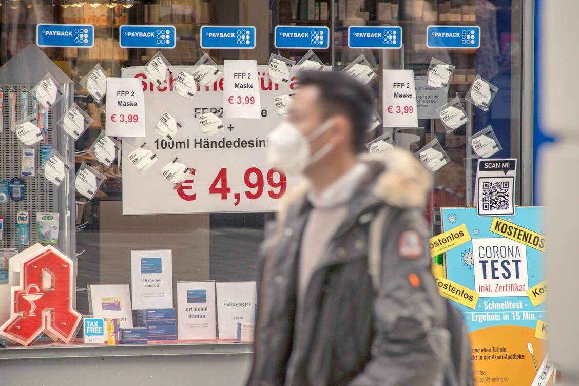 Neue Regeln bei der Preisangabe: Auch Ware in Apotheken-Schaufenstern muss gegebenenfalls künftig mit Preisen ausgezeichnet sein. / Foto: Imago Images/Wolfgang Maria WebeI