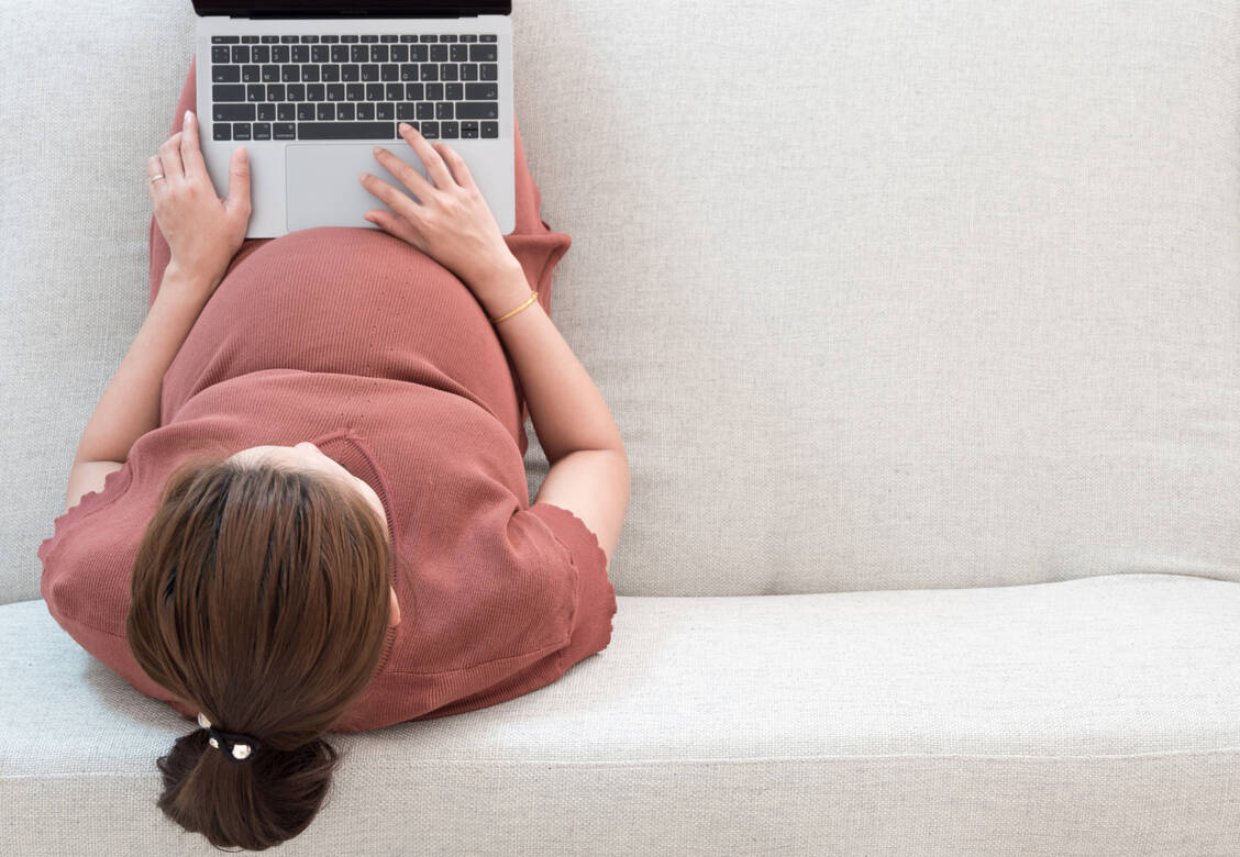Ein neues Informationsblatt von Embryotox soll Schwangere über den sicheren Umgang mit Medikamenten aufklären.  / Foto: Adobe Stock/AePatt Journey