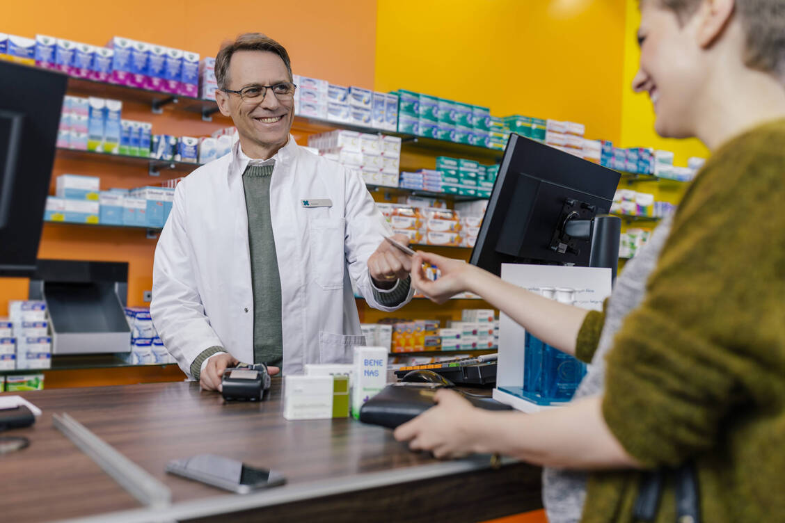 In Deutschland wird die Zahlung mit Debit-Kreditkarten immer beliebter. Die Händler müssen dafür allerdings höhere Gebühren abführen als für EC-Karten. Das trifft auch Apotheken. / Foto: imago/Westend61