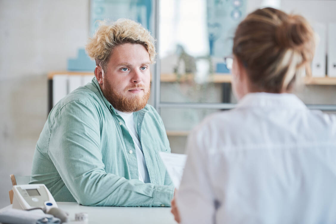 Die Vorteile einer Lebensstilmodifikation hervorzuheben, kann ein wertvoller Bestandteil der erweiterten Medikationsberatung sein.  / Foto: Getty Images/AnnaStills