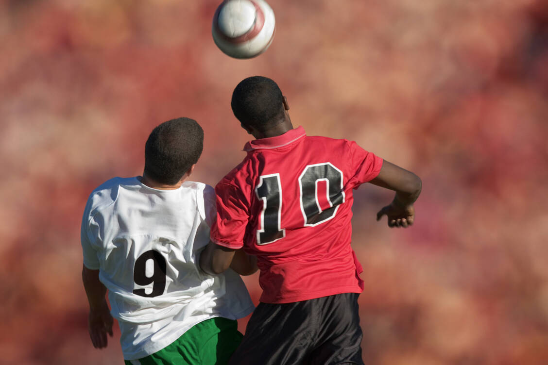 Wiederholte, leichte Hirnverletzungen – wie sie durch das Köpfen eines Balls verursacht werden – könnten das Demenz-Risiko bei Fußballspielern möglicherweise erhöhen. / Foto: Getty Images/David Madison