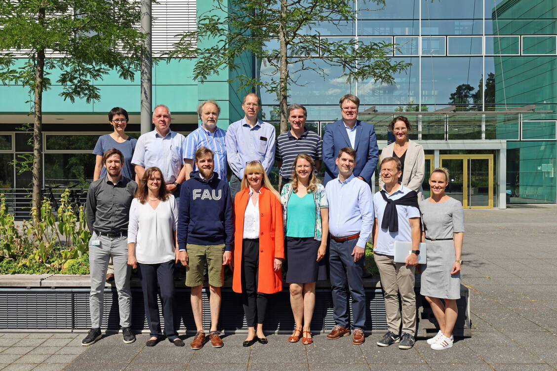 Das an der Gründung des neuen Forschungszentrums beteiligte Professorenteam vor dem Chemikum der Universität in Erlangen. / Foto: Waßmuth/FAU