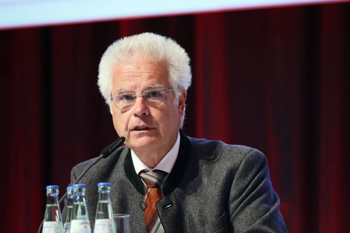 BAK-Präsident Thomas Benkert auf dem Podium beim Deutschen Apothekertag 2023 in Düsseldorf. / Foto: PZ/Alois Müller