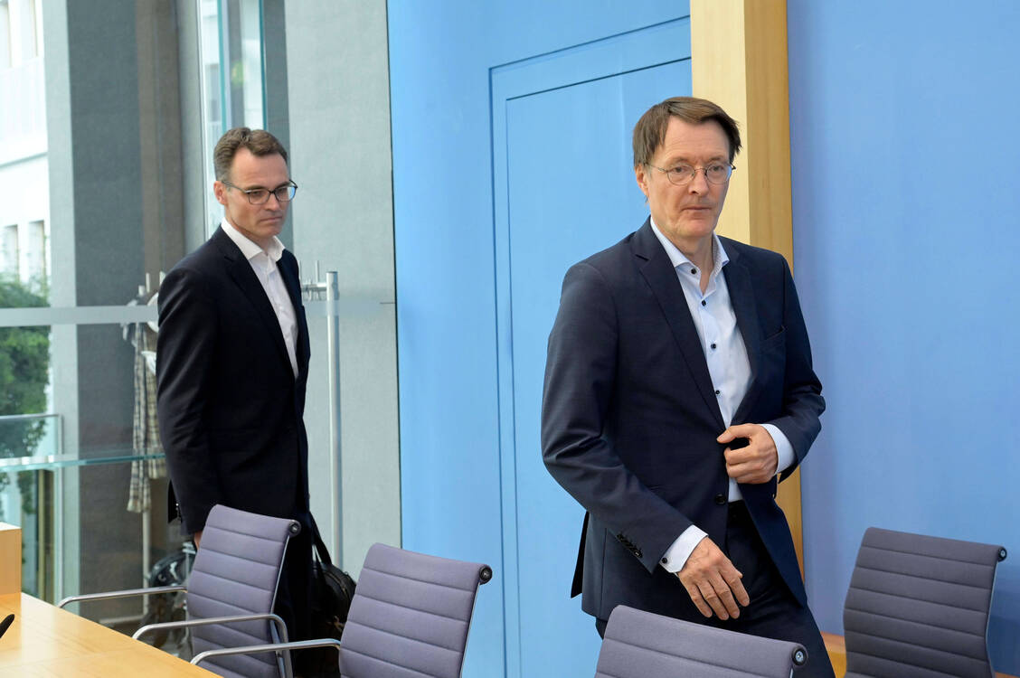 Bundesgesundheitminister Karl Lauterbach (SPD) (rechts) hat das neue Gesetz zur Herzgesundheit am Mittwoch in Berlin vorgestellt. Dabei wurde er von Stephan Baldus, Klinikdirektor am Herzzentrum der Uniklinik Köln, begleitet. / Foto: IMAGO/Future Image
