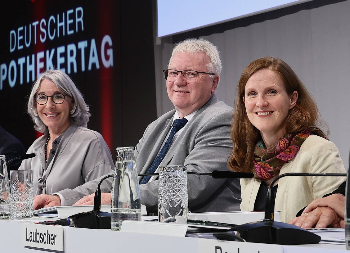 Kandidieren erneut für den ABDA-Vorstand: Gabriele Regina Overwiening, Mathias Arnold und Silke Laubscher. / © PZ/Alois Müller
