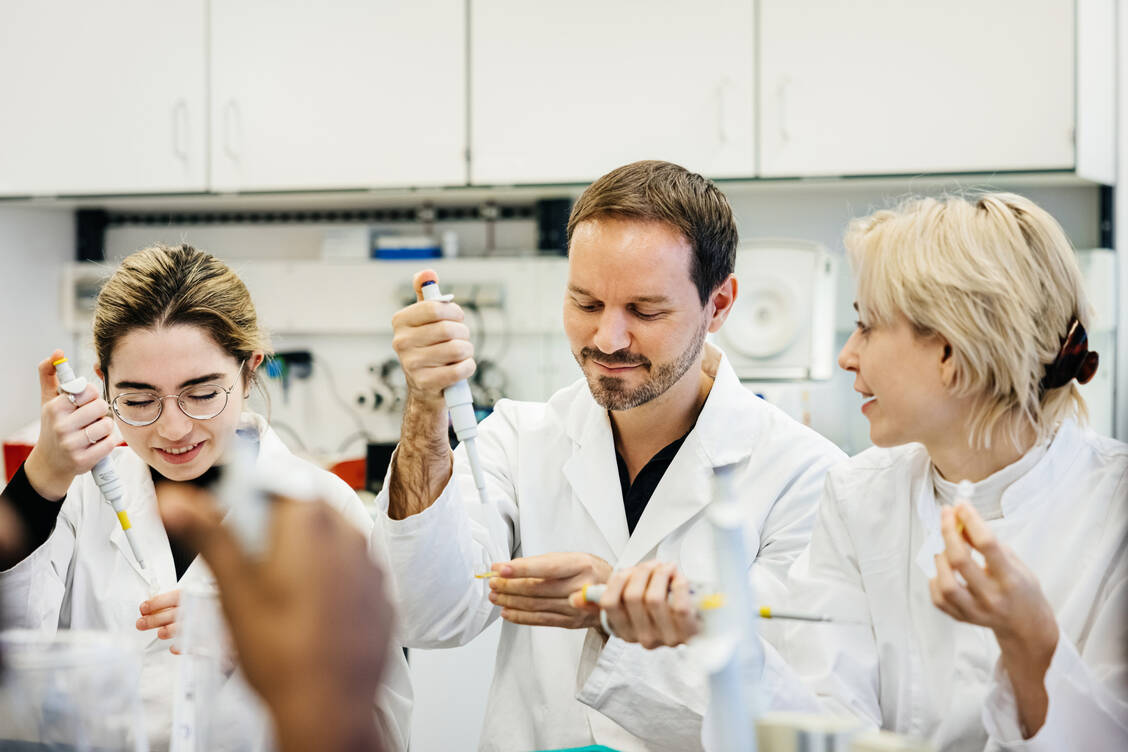 Weniger Pipette, mehr Patient: Das Pharmaziestudium soll deutlich patientenorientierter werden. / Foto: Getty Images/Hinterhaus Productions