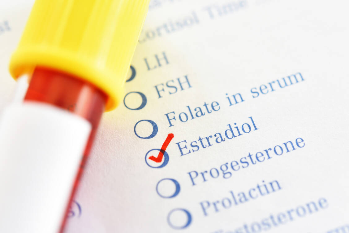 Bei langfristiger Anwendung hoch dosierter Vaginalcremes mit Estradiol können die Blutspiegel des Hormons deutlich ansteigen – und damit auch das Risiko für schwerwiegenden Nebenwirkungen. / Foto: Getty Images/jarun011