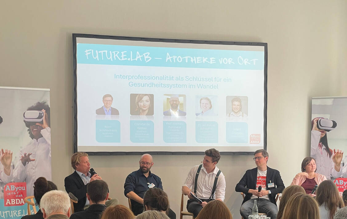 Diskutierten über Interprofessionalität: Jan-Florian Schlapfner, Wolfram Herrmann, Björn Schittenhelm und Constanze Weber. (v.l.n.r.), in der Mitte Moderator Jonah Grütters. / © PZ