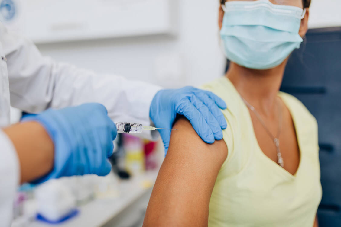 Vor dem Hintergrund der Coronavirus-Pandemie ist die Nachfrage nach Grippeschutz-Impfungen in diesem Jahr sehr hoch. Erwachsene können sich neuerdings auch in ausgewählten Apotheken impfen lassen. / Foto: Adpobe Stock/hedgehog94