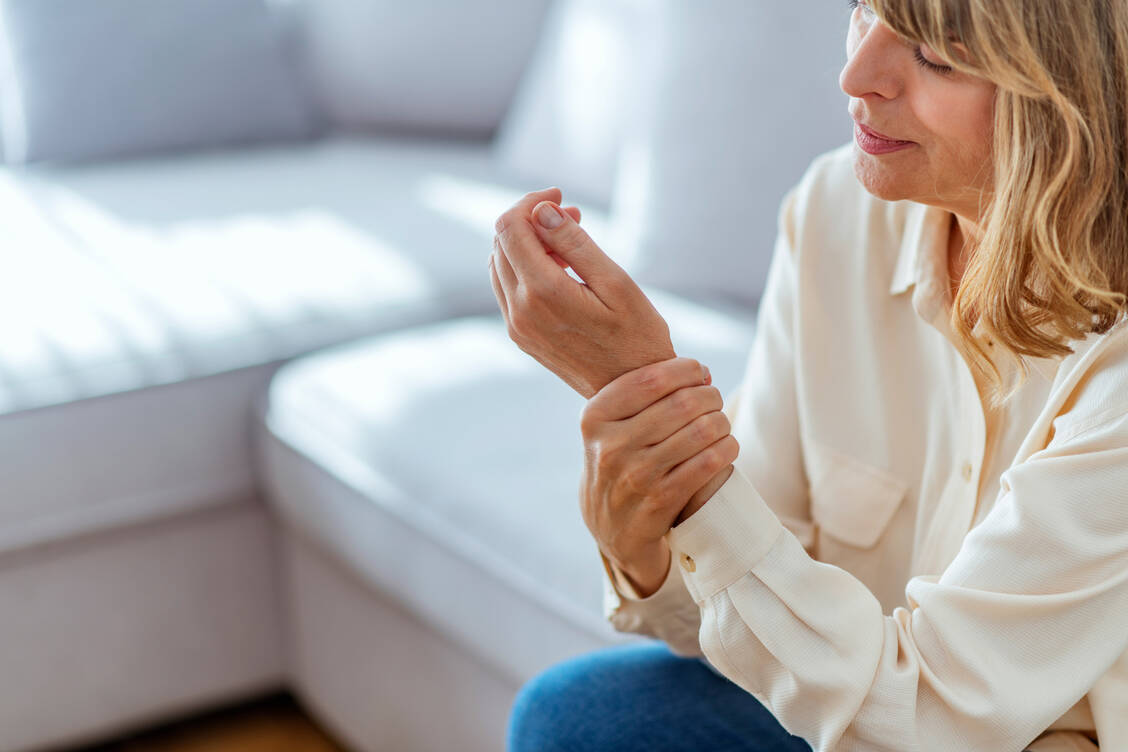 Frauen sind dreimal häufiger als Männer von rheumatoider Arthritis betroffen. Dabei greift das Immunsystem die eigenen Gelenke an, was mit starken Schmerzen einhergehen kann. / Foto: Getty Images/jubaphoto