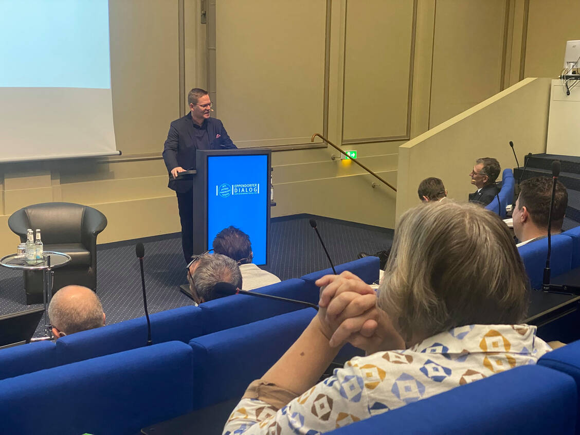 »Wir brauchen Ergebnisse, die die positiven Veränderungen im System relativ schnell zeigen«, sagte der Parlamentarische Staatssekretär des Gesundheitsministeriums, Tino Sorge (CDU), am Dienstag beim Eppendorfer Dialog in Berlin.  / © PZ/ Alexandra Amanatidou