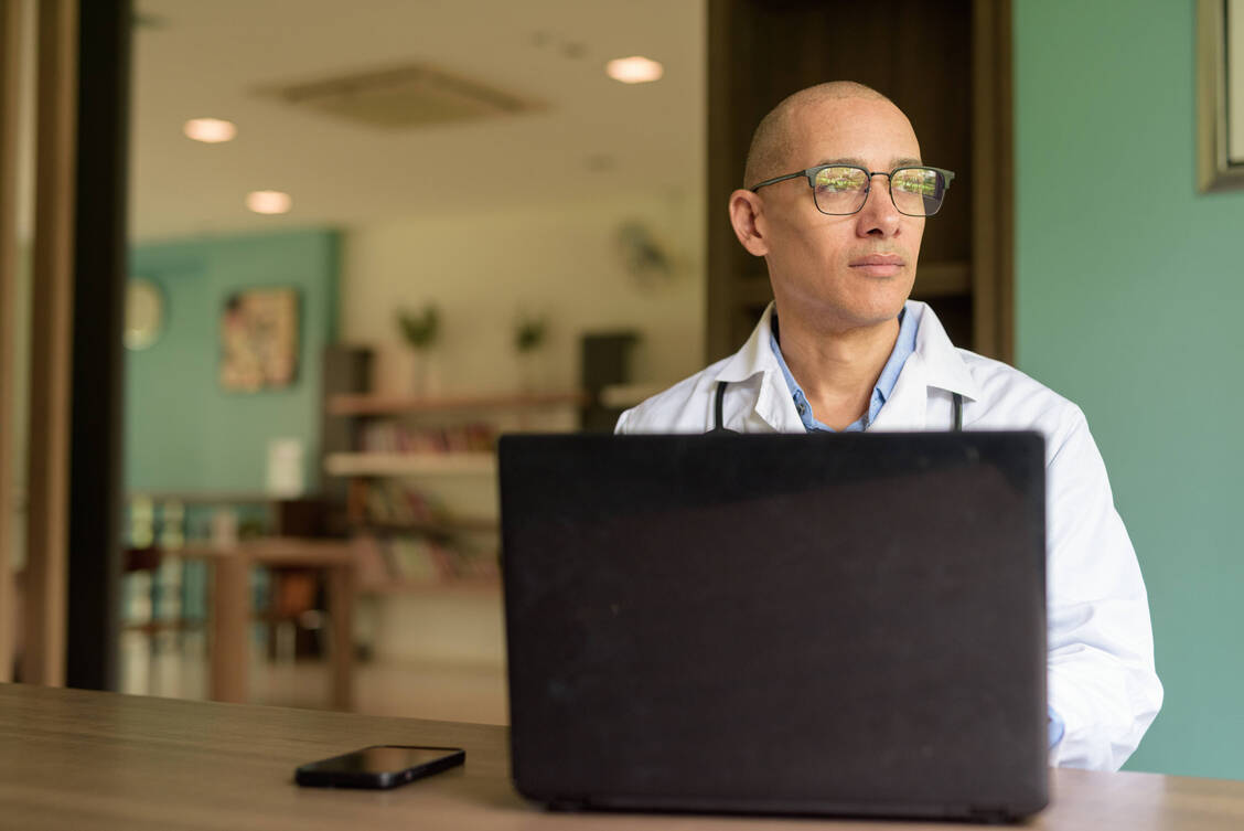 Vieles, aber längst nicht alles ist im Gesundheitswesen mittlerweile digitalisiert. KI-gestützte Programme lassen sich etwa nutzen, um schnell bestimmte Informationen zu einem Patienten aufzufinden. / © Imago Images/Zoonar