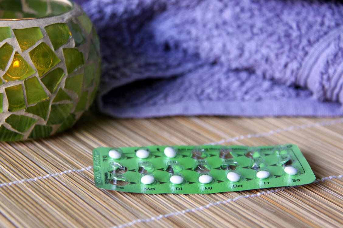 Synthetische Gestagene sollen den Hormonspiegel stabilisieren. / © Adobe Stock/kristina rütten