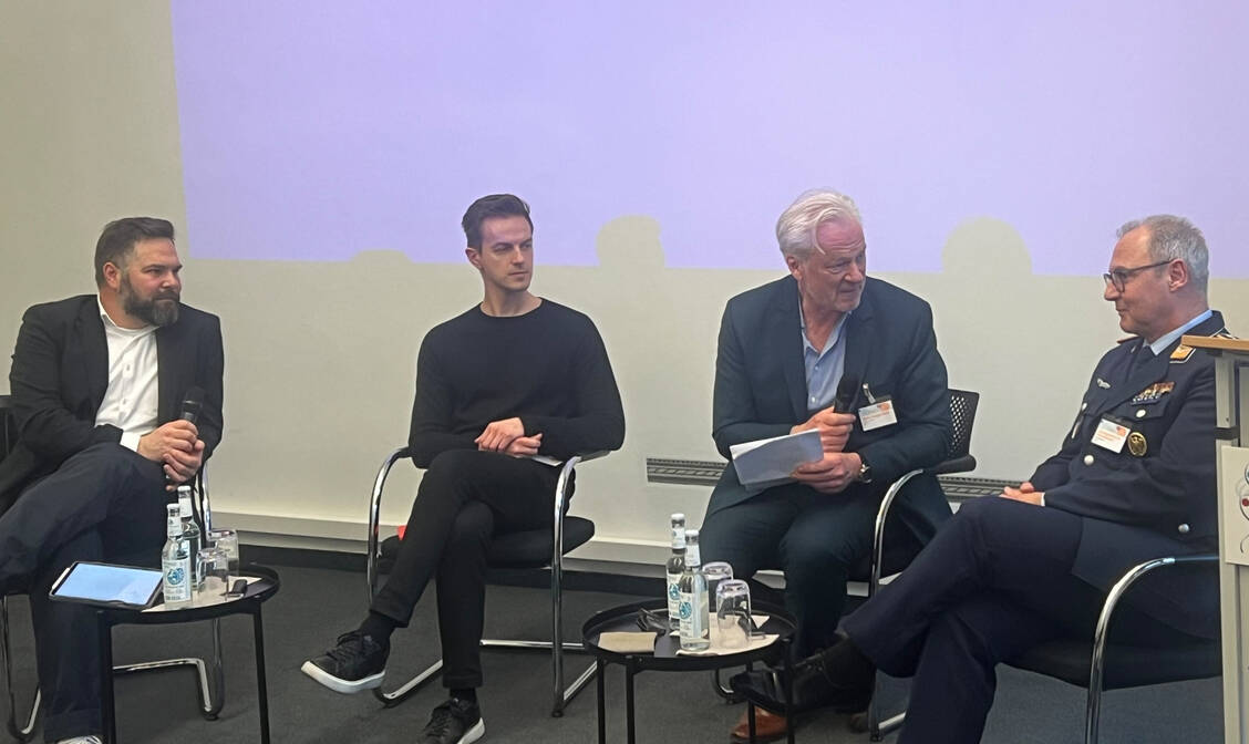 Diskutierten über Arzneimittelversorgung in Zeiten einer unsicheren Weltlage (v.l.): Claus Michelsen, Geschäftsführer Wirtschaftspolitik des vfa, der SPD-Bundestagsabgeordnete Matthias Mieves, Moderator Hans-Holger Bleß und Oberstapotheker Bernd Klaubert, Leitender Apotheker und Inspizient Wehrpharmazie der Bundeswehr in Bonn. / © PZ/Höhn