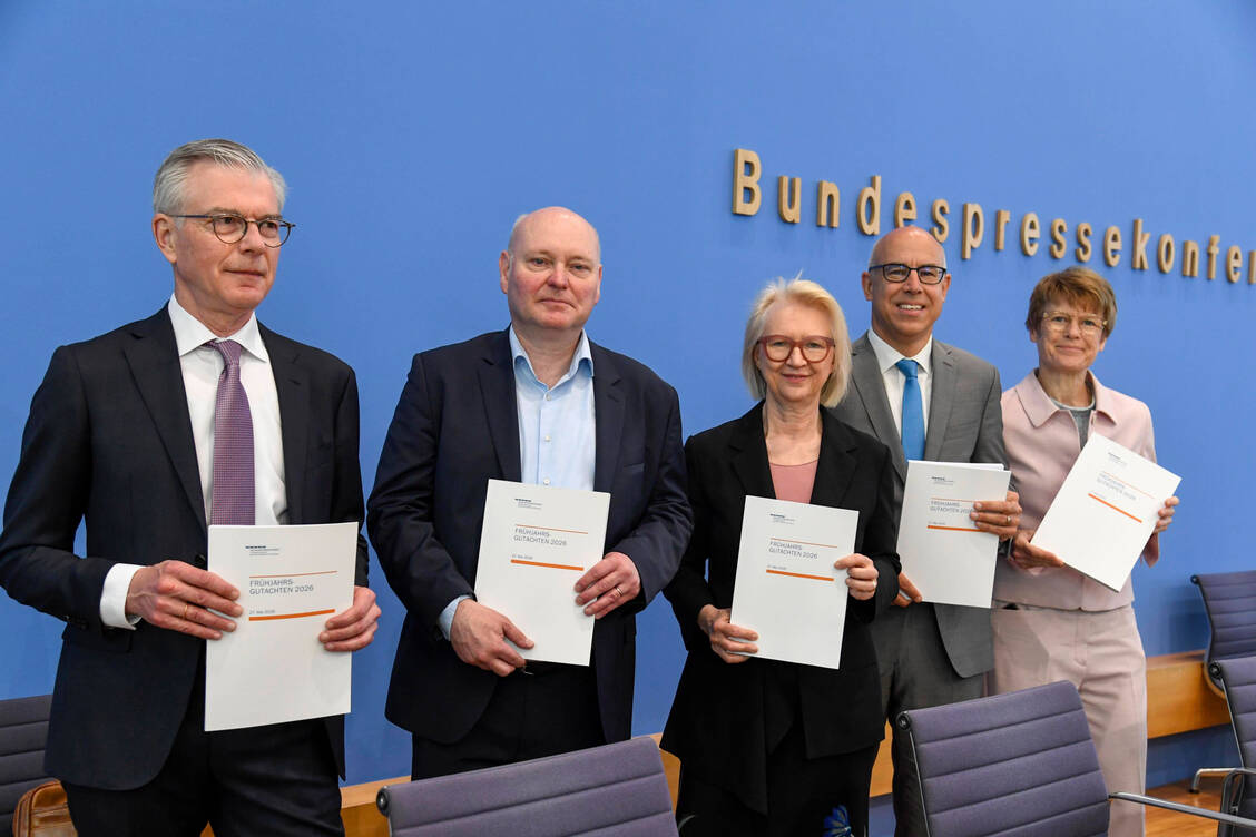 Die fünf Wirtschaftsweisen bei der Vorstellung ihres Gutachtens in Berlin.  / © Imago/BREUEL-BILD