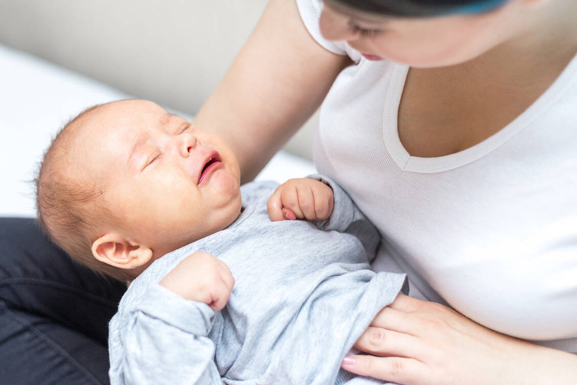 Besonders Kleinkinder sind anfällig für eine potenzielle Austrocknung, die Durchfall mit sich bringt. / Foto: Adobe Stock/Anna Volgina