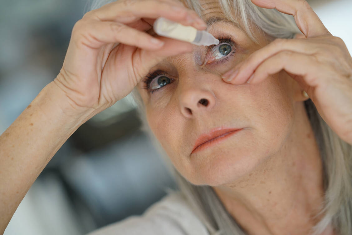 Latanoprost wird in Form von Augentropfen bei erhöhtem Augeninnendruck eingesetzt. / Foto: Shutterstock/goodluz