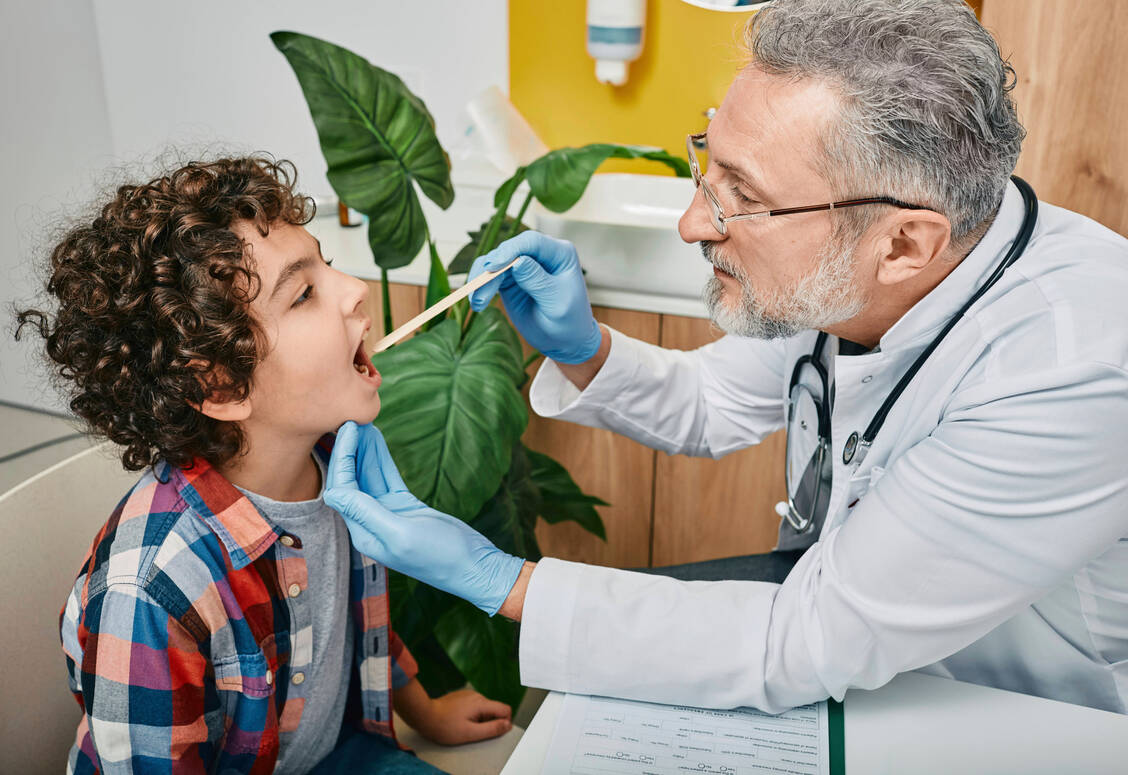 Aus Protest gegen eine Honorarreform beim ambulanten Operieren wollen HNO-Ärzte künftig auf ambulante Kinder-Operationen verzichten. / Foto: IMAGO/Science Photo Library