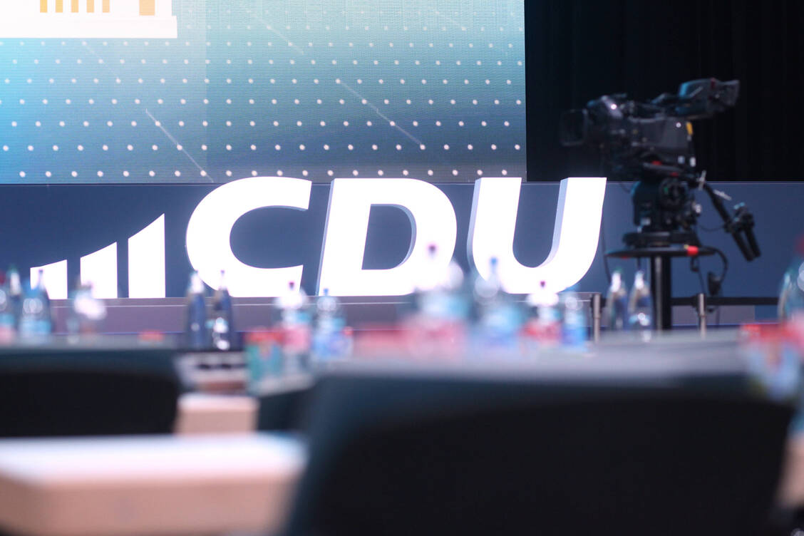 Auf dem CDU-Parteitag, der vom 6. bis 8. Mai in Berlin stattfindet, hat die Partei heute ihr neues Grundsatzprogramm beraten. Die Stärkung der Präsenzapotheken ist eines der Anliegen der Christdemokraten im Themenblock Gesundheit. / Foto: IMAGO/dts Nachrichtenagentur