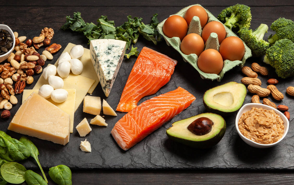 Die Keto-Diät umfasst hauptsächlich Fisch, Fleisch, Käse, Nüsse und kohlenhydratarme Gemüsesorten wie etwa Zucchini oder Gurken. / Foto: Adobe Stock/George Dolgikh