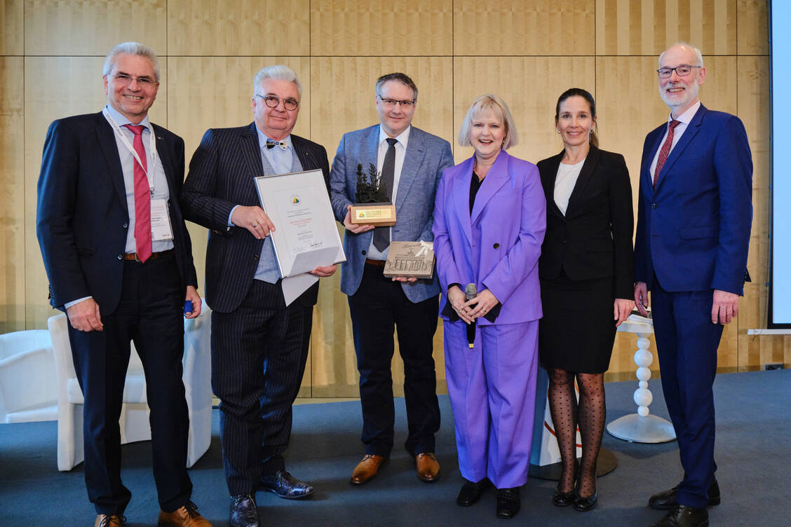 Den ersten Platz in der Kategorie »Apotheke und Patient« gewannen Klaus und Christian Fehske (mit Urkunde und Award), hier bei der Überreichung mit dem kommissarischen DAV-Vorsitzendem Dr. Hans-Peter Hubmann (ganz links), Claudia Korf und Christina Verdenhalven von der ABDA sowie Schirmherr und DAV-Patientenbeauftragter Berend Groeneveld. / Foto: PZ/André Wagenzyk