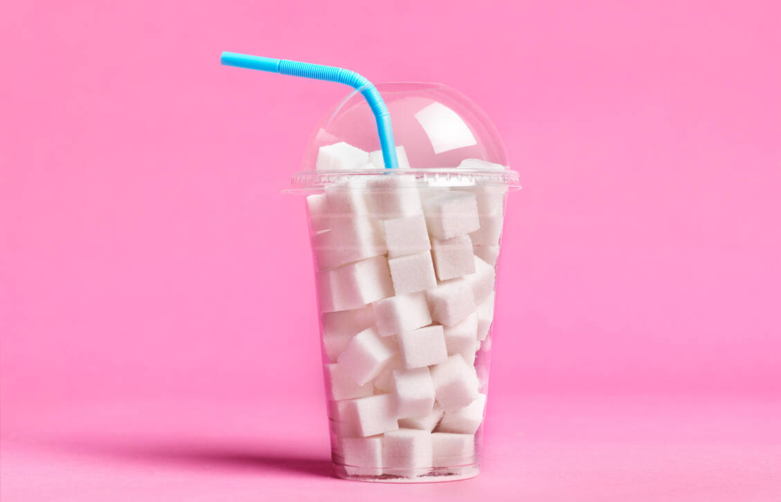 Ob Haushaltszucker oder Süßstoff: Softdrinks sollte man aus gesundheitlichen Gründen grundsätzlich nur in Maßen genießen. / Foto: Getty Images/Peter Dazeley