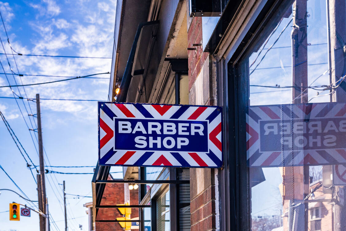 Menschen öffnen sich für sensible Themen in einer Wohlfühl-Umgebung eher. Ein Apotheker nutzt das für sich und macht Visite im Haarsalon. / Foto: Adobe Stock/Michael Connor Photo