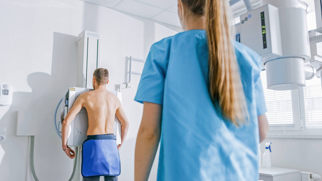 Eine Röntgenaufnahme des Thorax ist nach wie vor der erste Schritt in der Diagnostik bei Verdacht auf Lungenkrebs. / Foto: Adobe Stock/Gorodenkoff