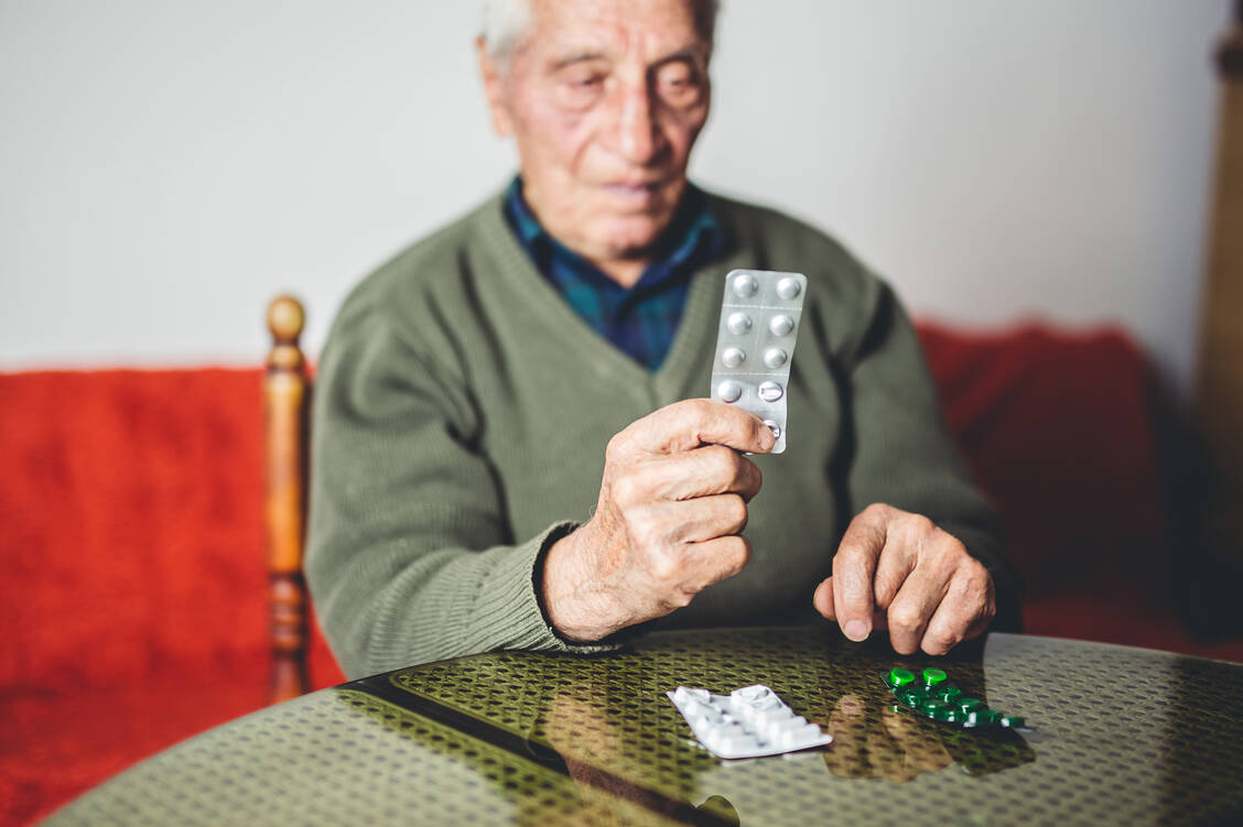 So einfache Dinge wie ein Blister, aus dem sich die Tabletten nur schwierig herausdrücken lassen, können dazu führen, dass Patienten ihre verordneten Medikamente nicht einnehmen. / Foto: Getty Images/urbazon