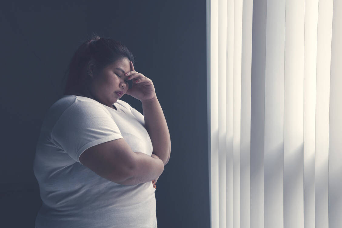 Adipositas und Depression treten oft zusammen auf. Das eine kann das andere bedingen. Es erfordert daher große Datenmengen, um zu analysieren, ob ein Medikament oder die Erkrankungen selbst suizidale Gedanken verursachen. / Foto: Getty Images/Creativa Images