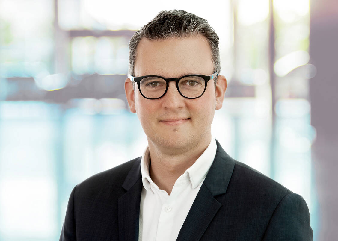 Benjamin Rohrer leitet die Kommunikationsgeschicke der ABDA. Seitdem höre man von dem Berufsstand mehr, wie es im »Pr Magazin« heißt. / © privat
