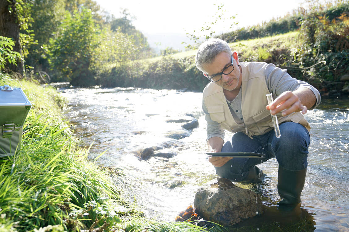 Probenentnahme für die Wasseranalytik / Foto: Adobe Stock©goodluz