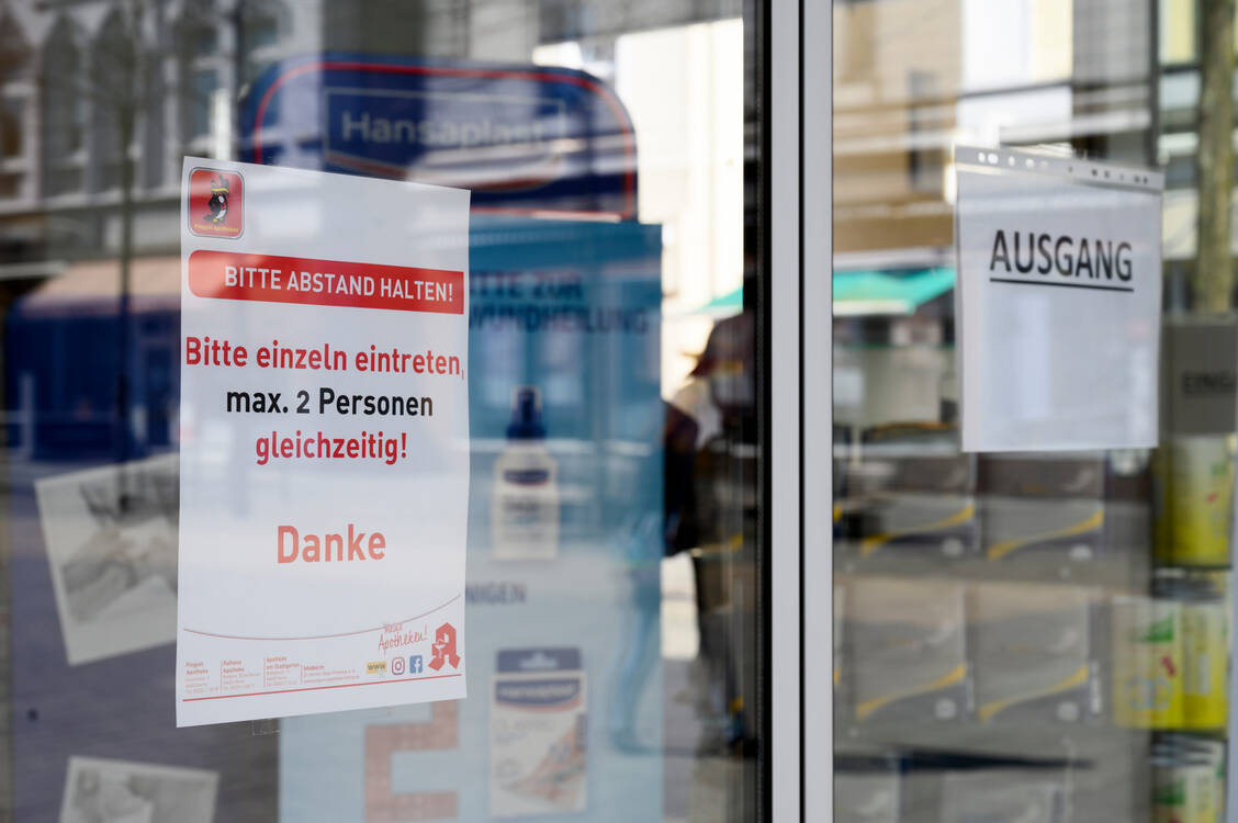 Beratung durchs Plexiglas: Während der Pandemie zeigten die Apotheken flexiblen Einsatz. / © Imago/FUNKE Foto Services