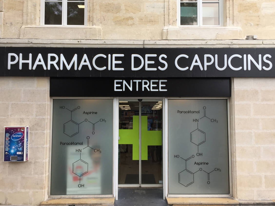 Die Strukturformel von Paracetamol gibt es in dieser Apotheke in Bordeaux bereits am Eingang. Ab morgen gibt es in der Offizin maximal zwei Packungen des Schmerz- und Fiebermittels. / Foto: PZ/Siebenand
