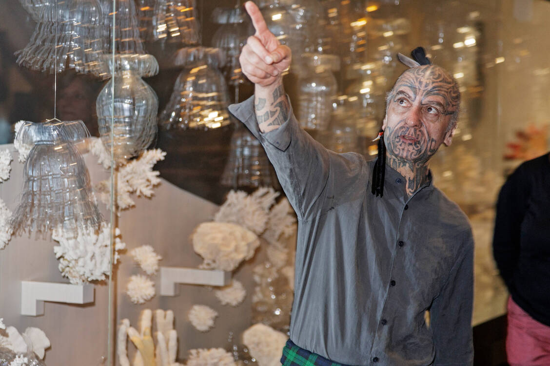 Vergangenheit mit Zukunftsblick: George Nuku kreiert aus Plastikflaschen eine neue Ästhetik und verbindet sie mit ozeanischen Traditionen.   / © SMB, Ethnologisches Museum/Pierre Adenis